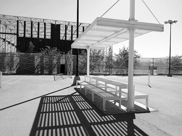 Découvrez les différents types de pieds de poteaux en métal